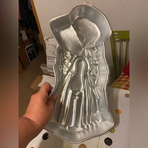 Holly Hobby cake pan